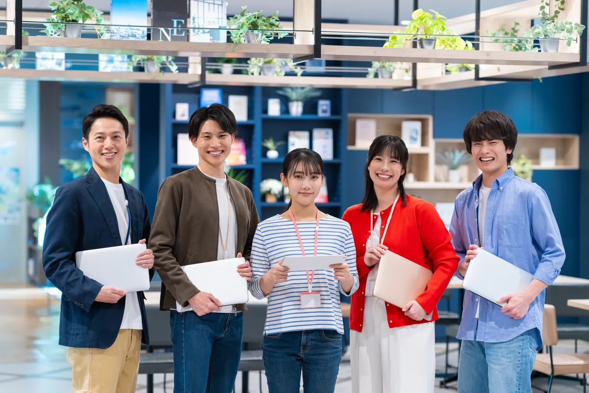 資料を手に並ぶチームメンバー