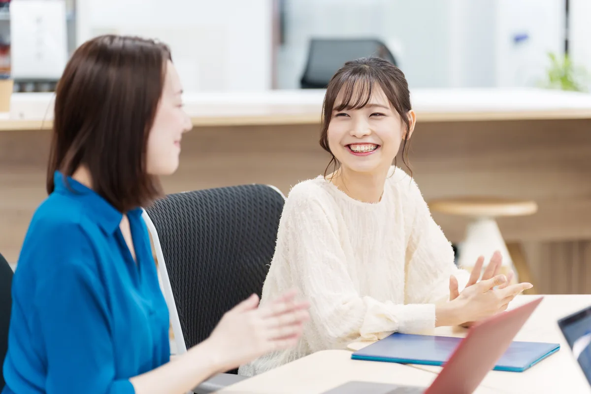 笑顔で対話するメンバー