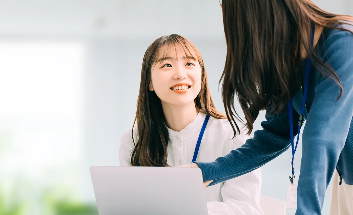 仕事仲間と会話するメンバー